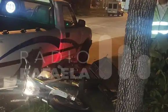 Tragedia: falleció un joven tras impactar con su moto contra una camioneta estacionada