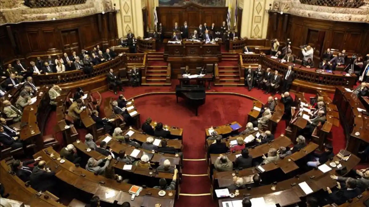 Parlamento uruguayo aprobó moción contra Maduro