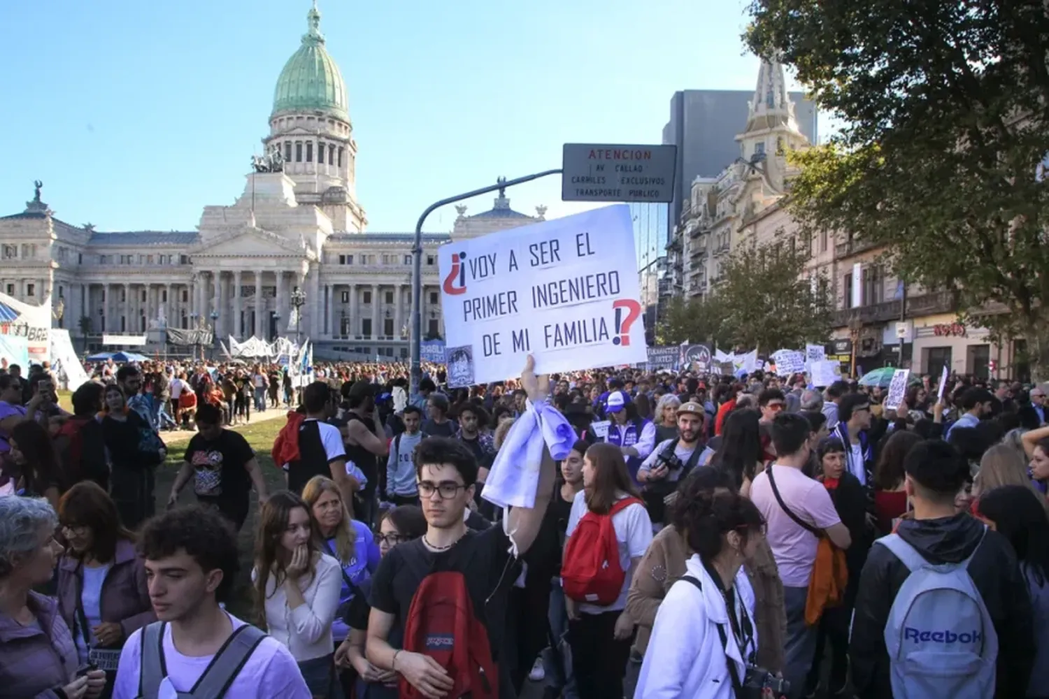 Marcha universitaria: llegan las primeras columnas al Congreso de la Nación