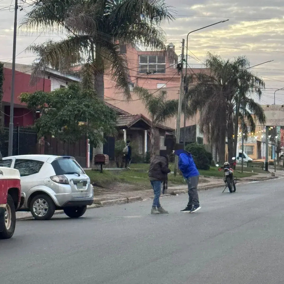 Accidente de tránsito en Av. Tavella: una mujer permanece en estado crítico tras una colisión entre un auto y una moto