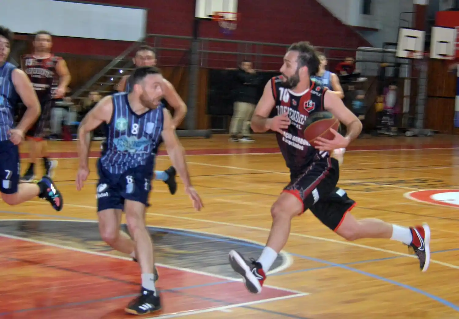 Lautaro Lanusse ataca el aro en la victoria rojinegra.