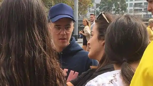Justin Bieber sigue maltratando fans