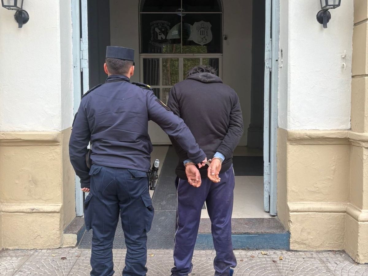 Se levantó y encontró a un desconocido durmiendo en su galpón: terminó detenido