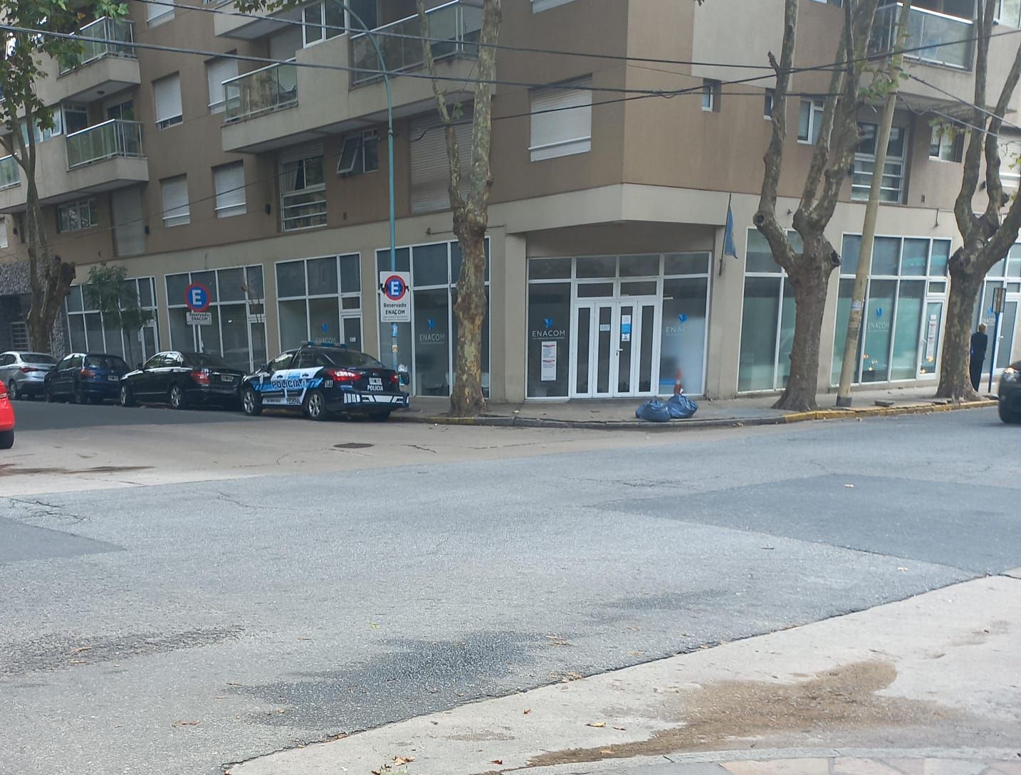 Un móvil policial custodia la delegación marplatense.