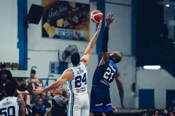 Otra mala noche de Peñarol en Corrientes: derrota ante Regatas