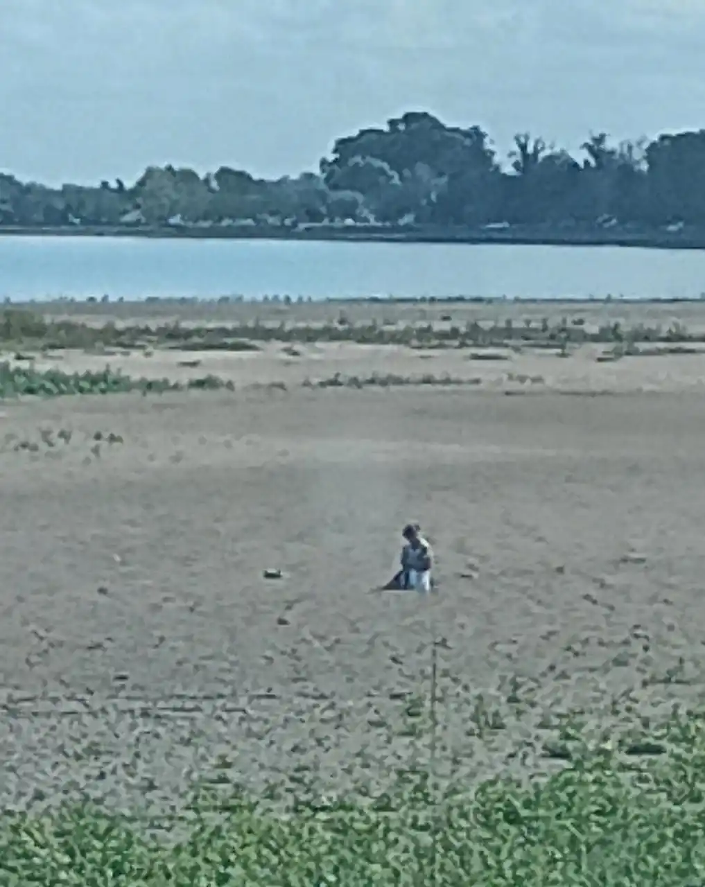 Advierten no caminar por sectores de la laguna secos tras rescatar a una mujer empantanada