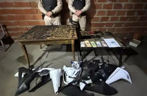 Barrio Tablada: cinco hombres detenidos con drogas, armas y motopartes