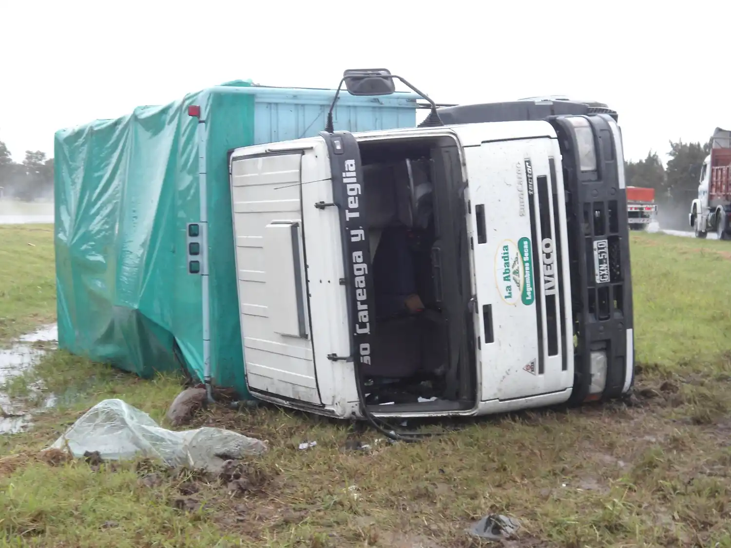 Camión volcó en Ruta 9 a la altura de San Pedro