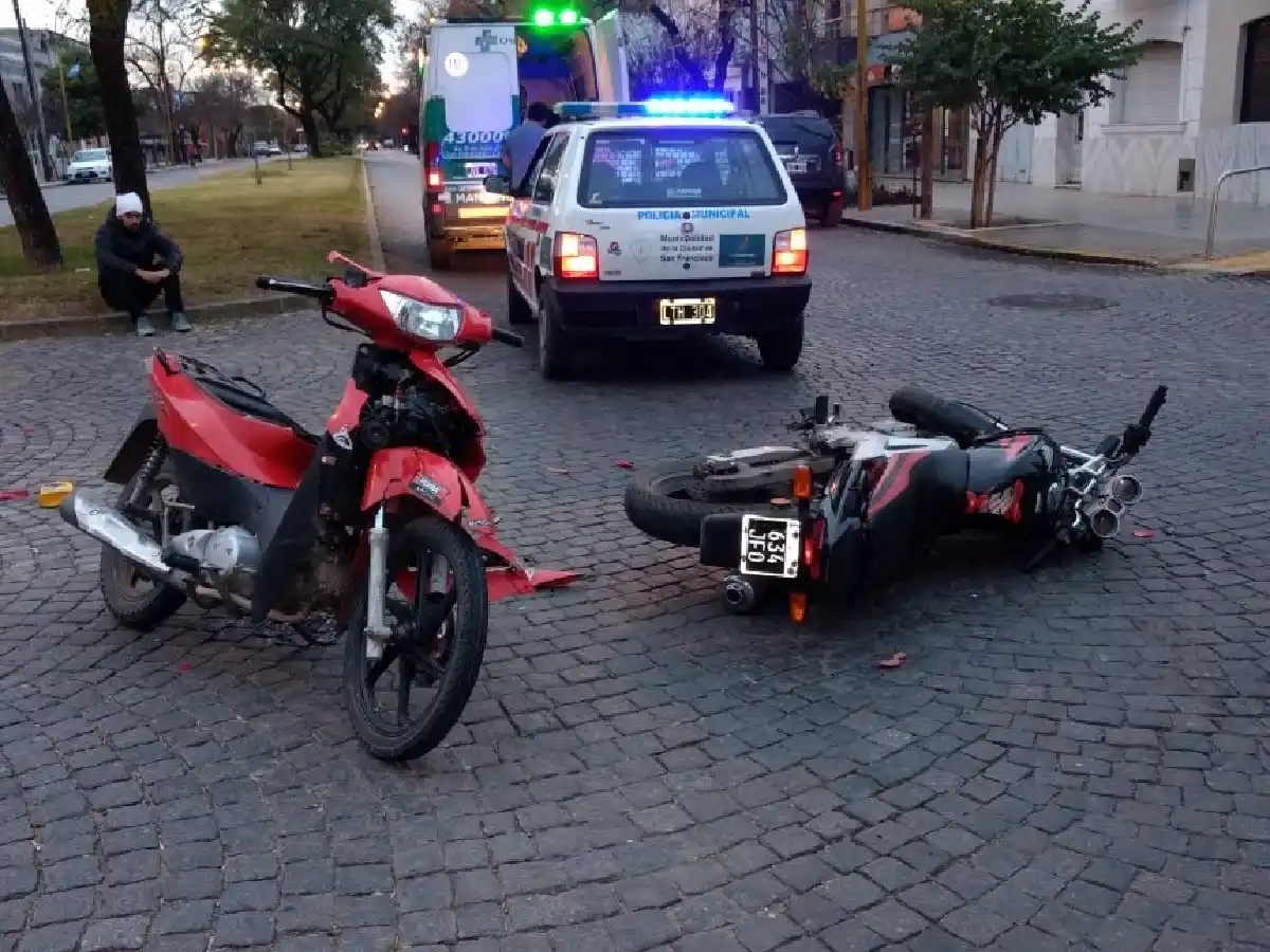 Motociclista lesionado al chocar con otra moto