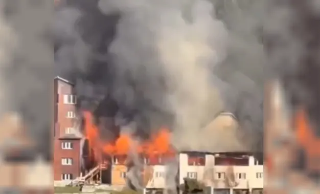 Se incendió un histórico hotel en Bariloche.
Foto: Agencia NA (Captura)