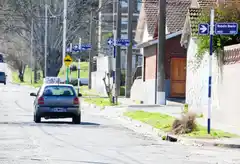 Comenzó el recambio de la cartelería por los cambios en Larrea, Fugl y trasversales 