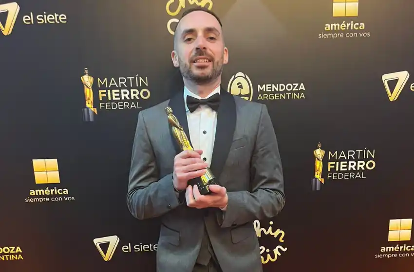 Juan Pablo Villa recibió el Martín Fierro Federal de Camino a Casa en la cateogía Periodístico.