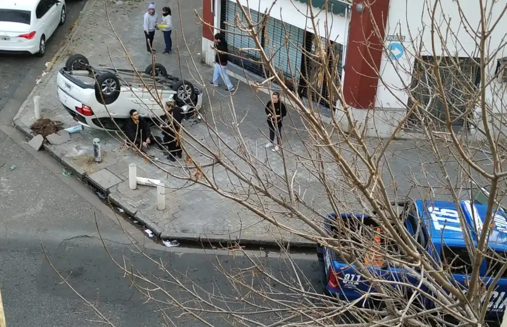 Chocaron dos autos y uno terminó volcado sobre la vereda