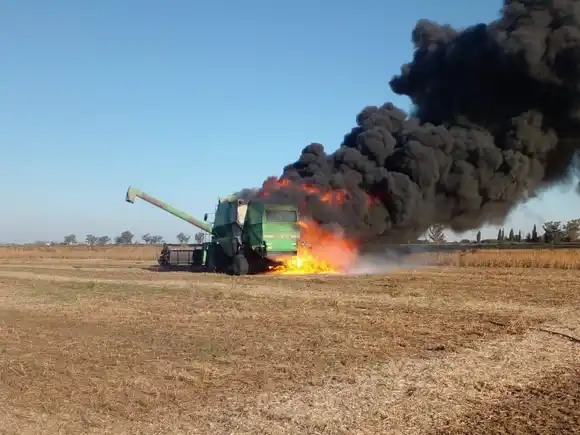 Ardiendo en llamas: una cosechadora quedó completamente consumida por el fuego en la región