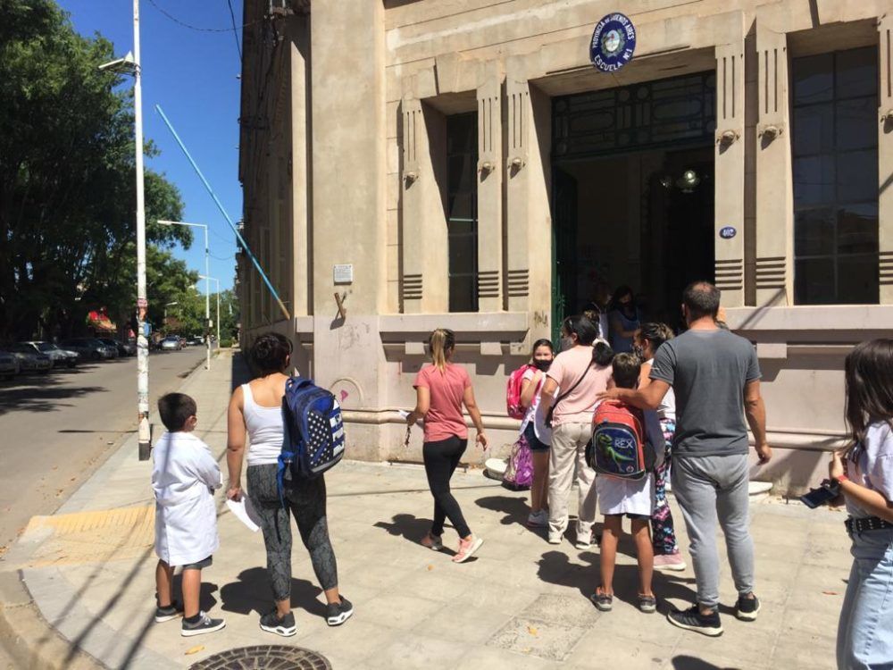 Las escuelas se preparan para la vuelta a la presencialidad plena: cómo se adaptan a los nuevos protocolos