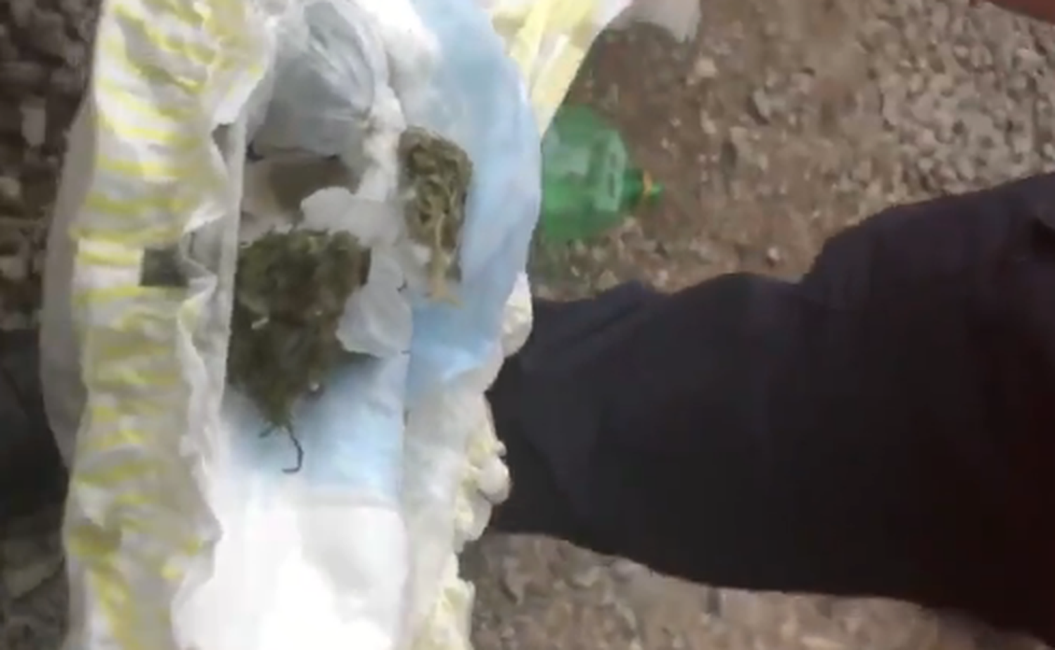 Marihuana en pañales, el insólito descubrimiento en la entrada a un partido de Laferrere