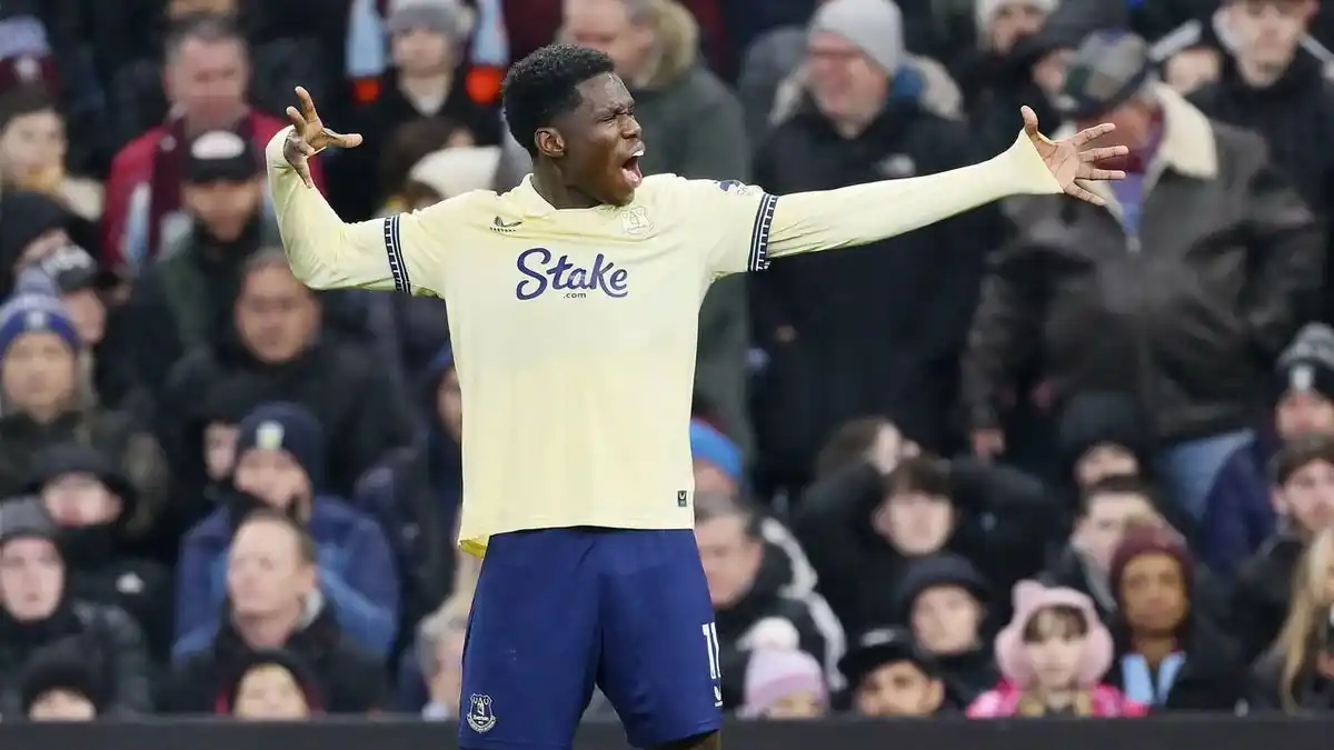 El francés Barry le anotó a "Dibu" Martínez.