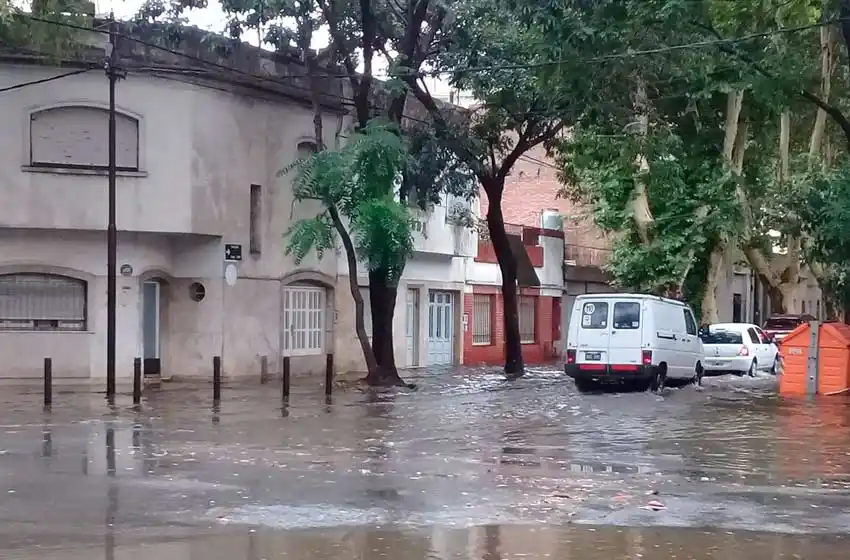 Mañana lluviosa y cielo negro en Rosario: las imágenes de la tormenta en las redes