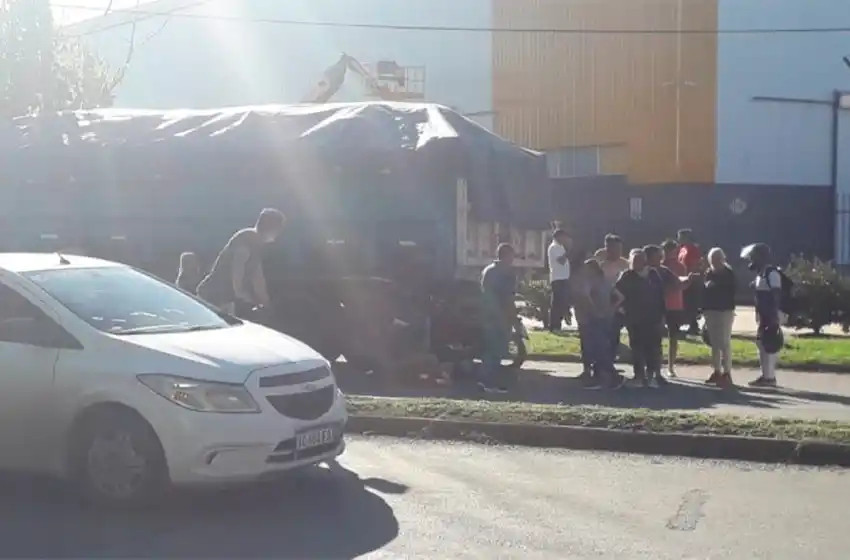 Un motociclista falleció tras chocar contra un camión detenido