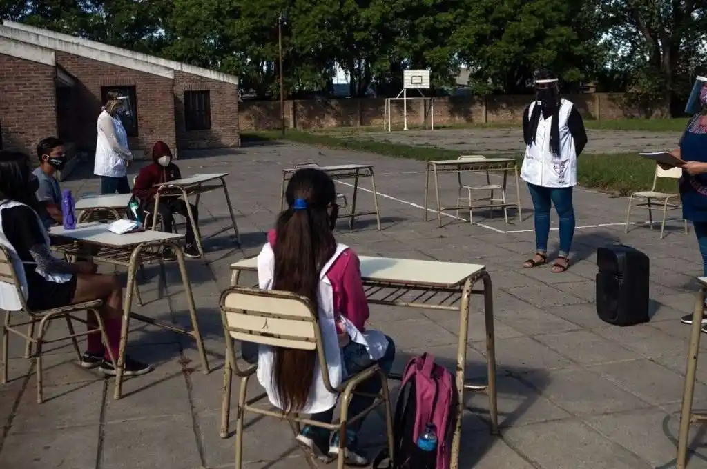 En medio de la segunda ola, crecen las presiones para suspender clases presenciales