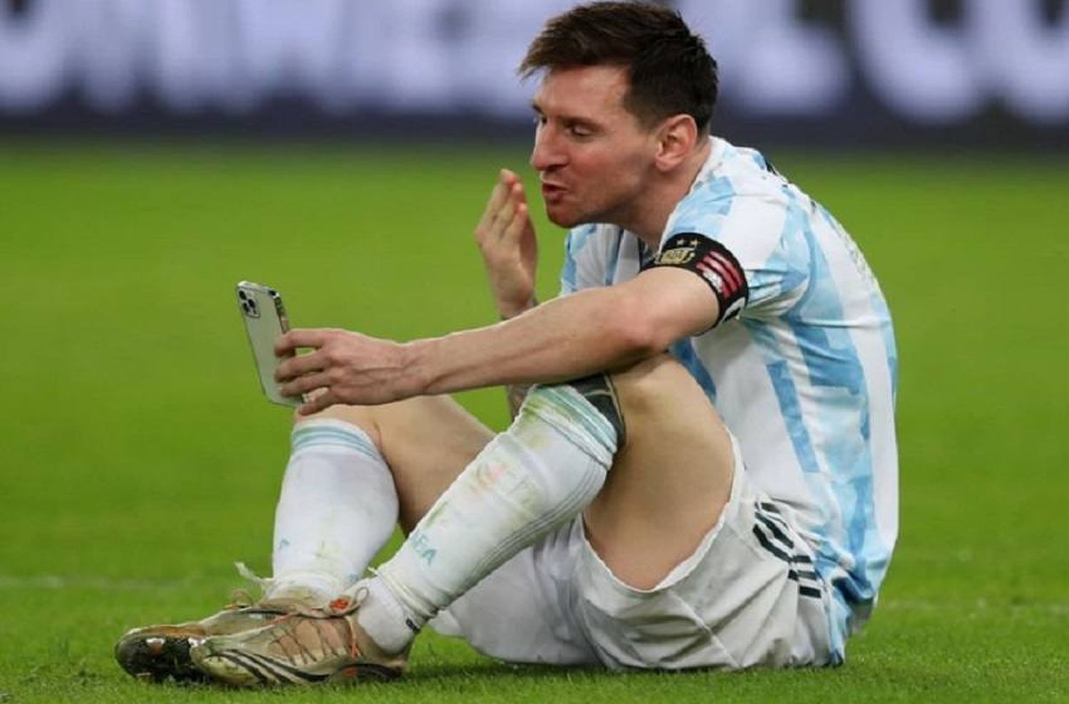 Abrazados en la cama y aún con la ropa de la Selección: la tierna foto de Messi con su hijo