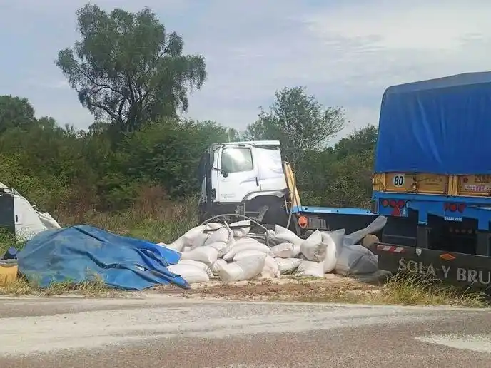 Hallaron cinco cuerpos sin vida en el utilitario que chocó contra un camión