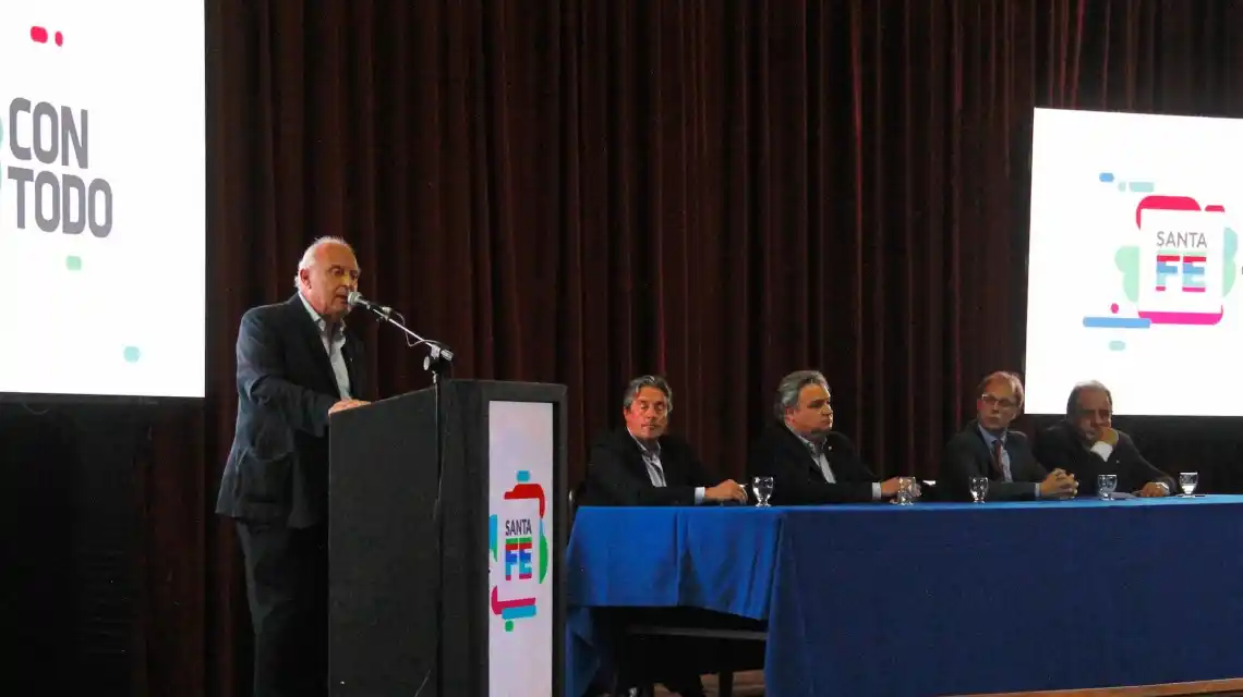 Lifschitz presentó un ambicioso plan provincial de pavimento