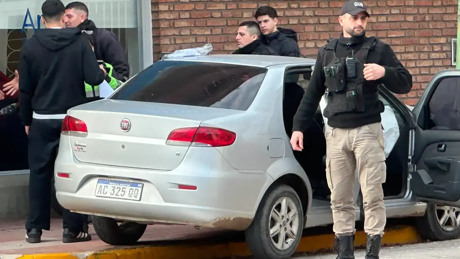 Intentó esquivar a otro auto y terminó chocando contra un poste de luz en pleno centro de la ciudad de Rafaela - 2
