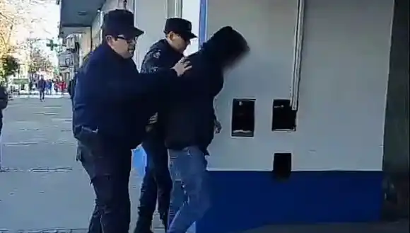Sustrajo ropa de un reconocido local para niños y lo atraparon a una cuadra