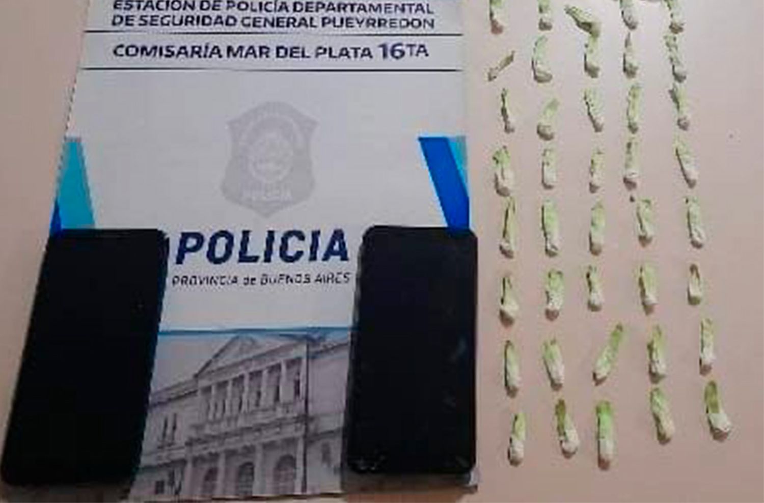 Atrapan a dos motociclistas con 40 envoltorios de cocaína y marihuana