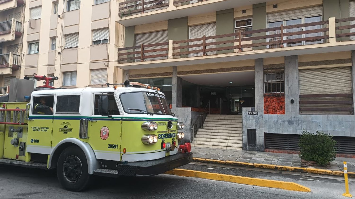 Incendio en un séptimo piso: el humo obligó a evacuar todo el edificio