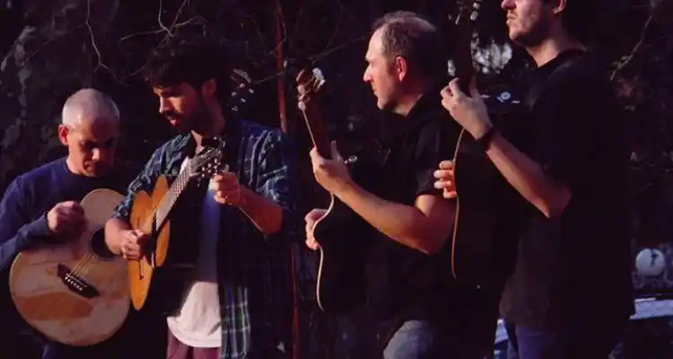 El ensamble de Guitarras Coghlan se presenta en la biblioteca