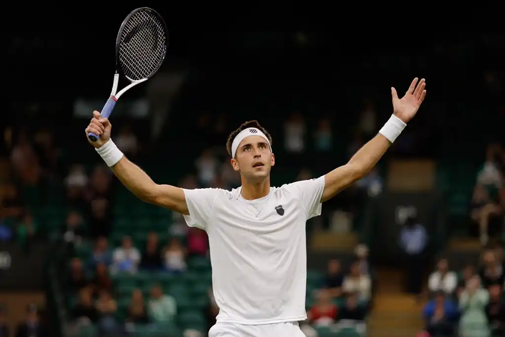 Etcheverry remontó dos sets y avanzó a la segunda ronda