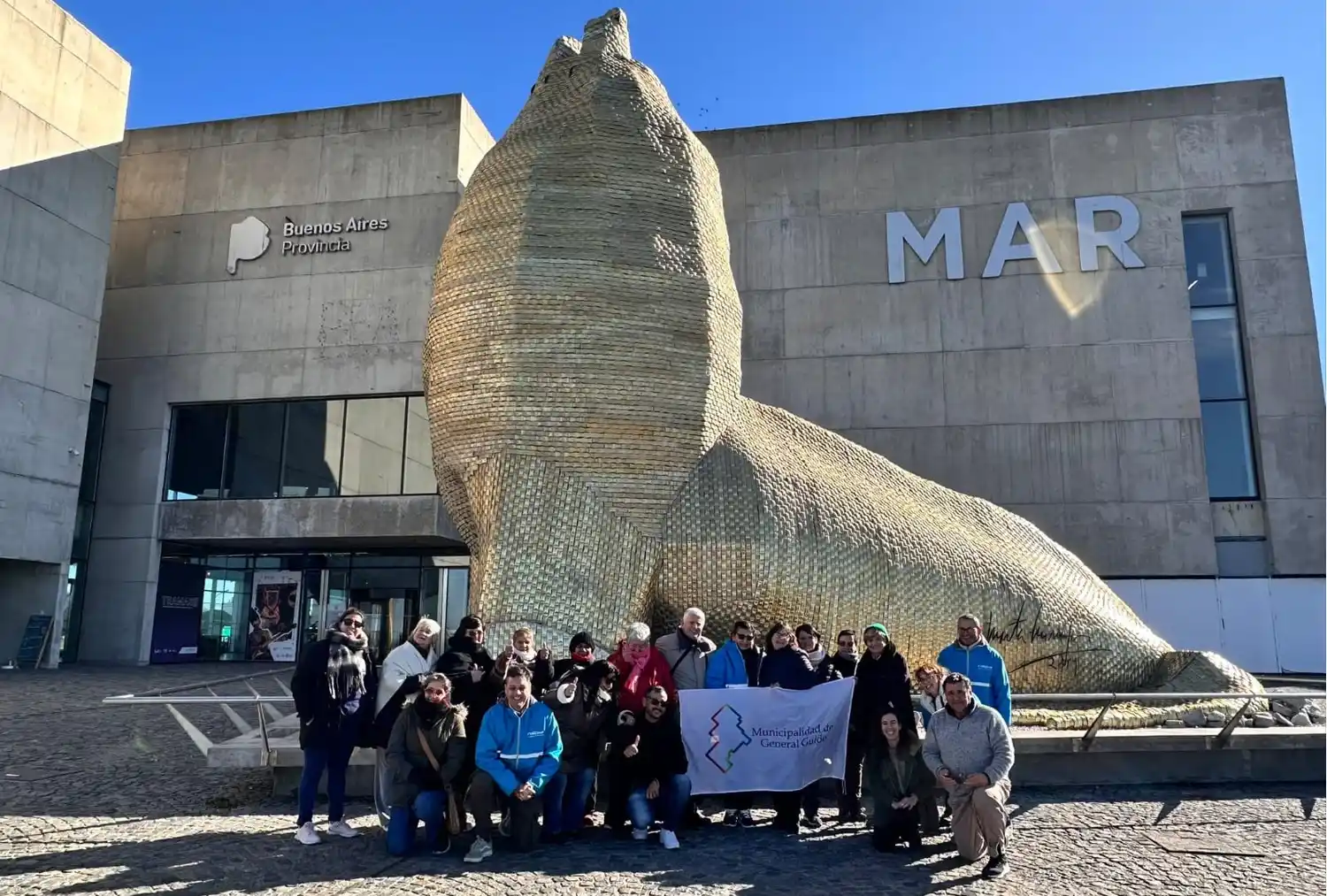 Los beneficiarios recorriendo diversos espacios de la ciudad con este programa provincial.