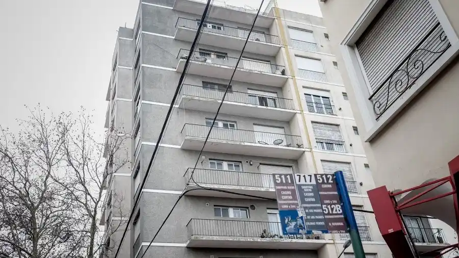 En la escena del crimen los peritos secuestraron un cuchillo que se cree fue utilizado en el ataque.