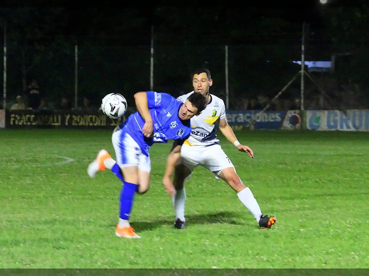 Pablo González aguanta la pelota ante la marca de Darío Muñoz (crédito: María Nieves Arnold).