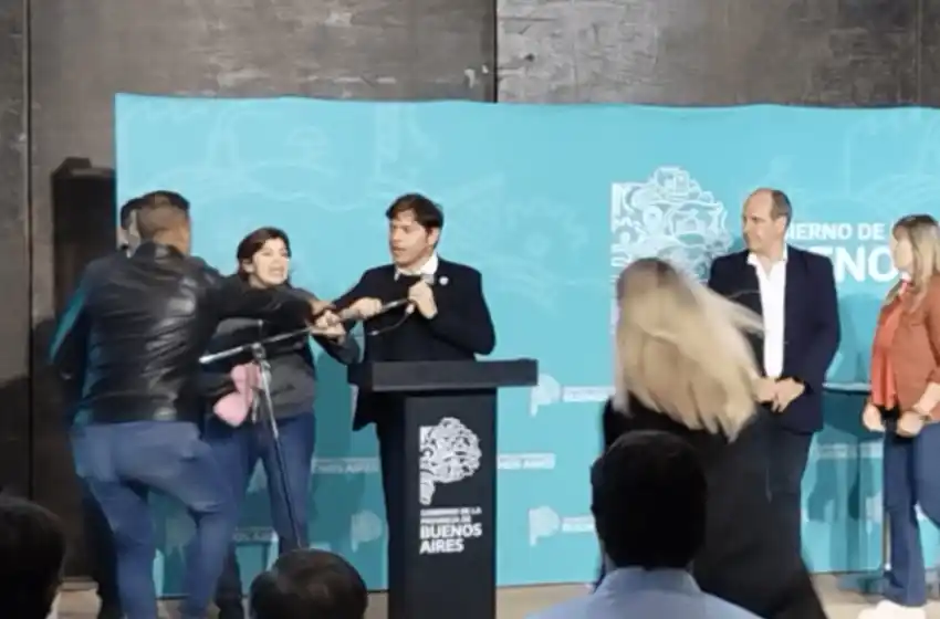 Kicillof recibe en La Plata a la mujer que lo increpó en un acto en Brandsen
