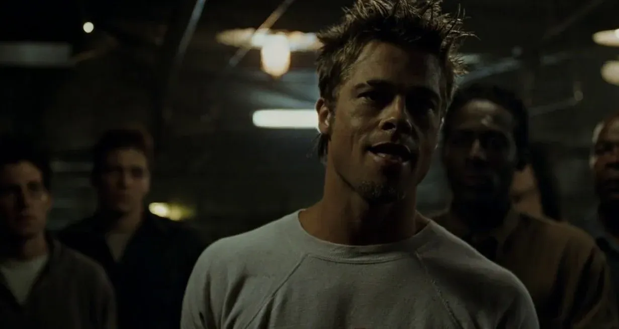 El actor estadounidense Brad Pitt en el rol de Tyler Durden, su papel en el filme "El club de la pelea".
