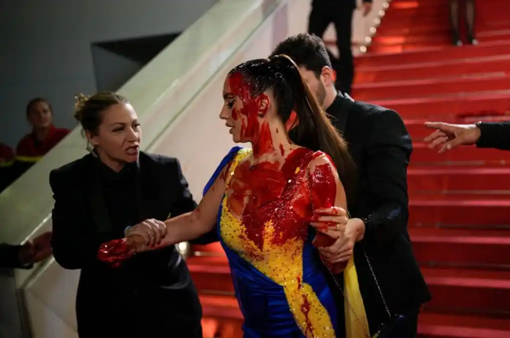 Impactante protesta contra la guerra en Cannes: lució un vestido con los colores de Ucrania y se roció con sangre falsa