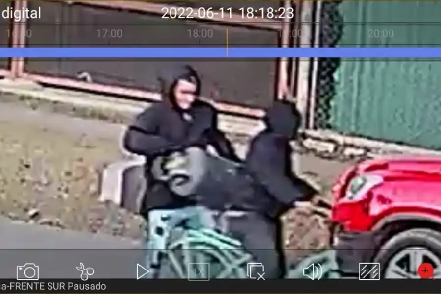 VIDEO | Sunchales: robaron una garrafa desde una camioneta y, como si nada, se la llevaron en bicicleta