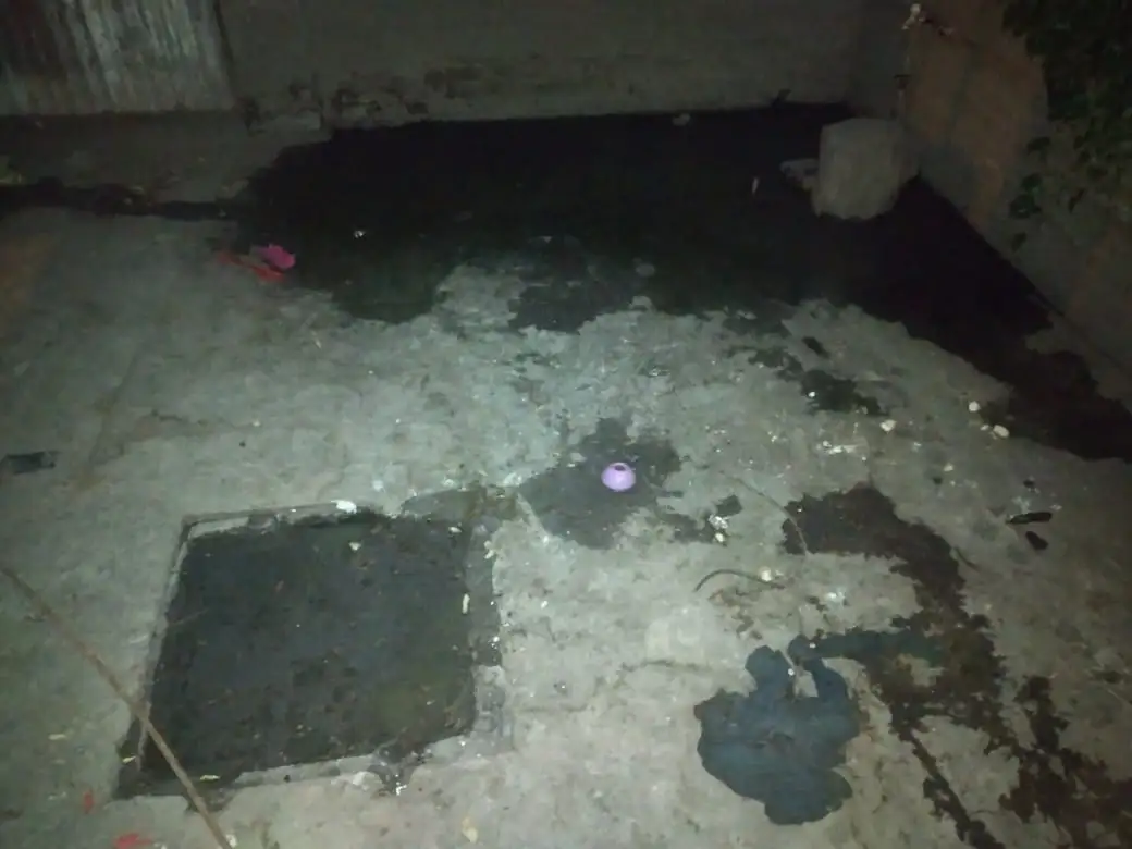 Una madre reclamó soluciones porque ingresan desechos cloacales a su casa