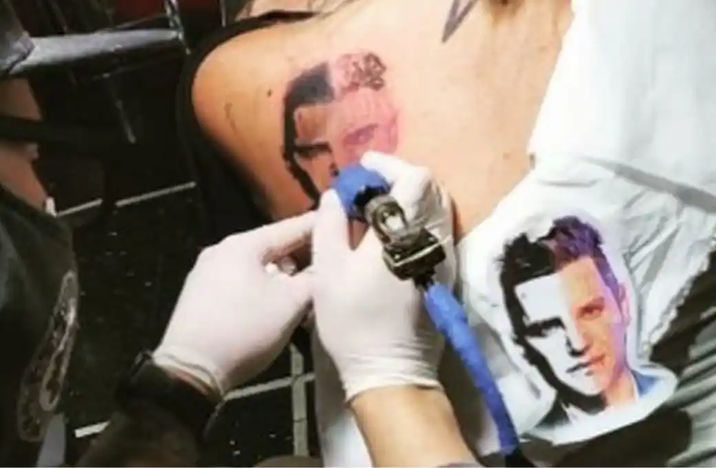 Una locutora se tatuó la cara de Santiago del Moro