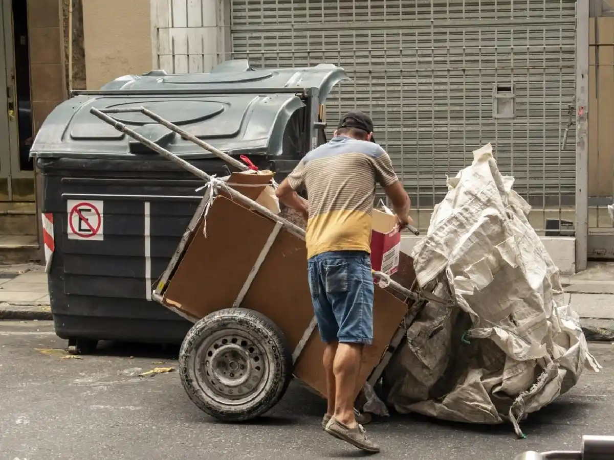 Según un estudio, el poder de compra de los planes sociales cayó 23% en dos años