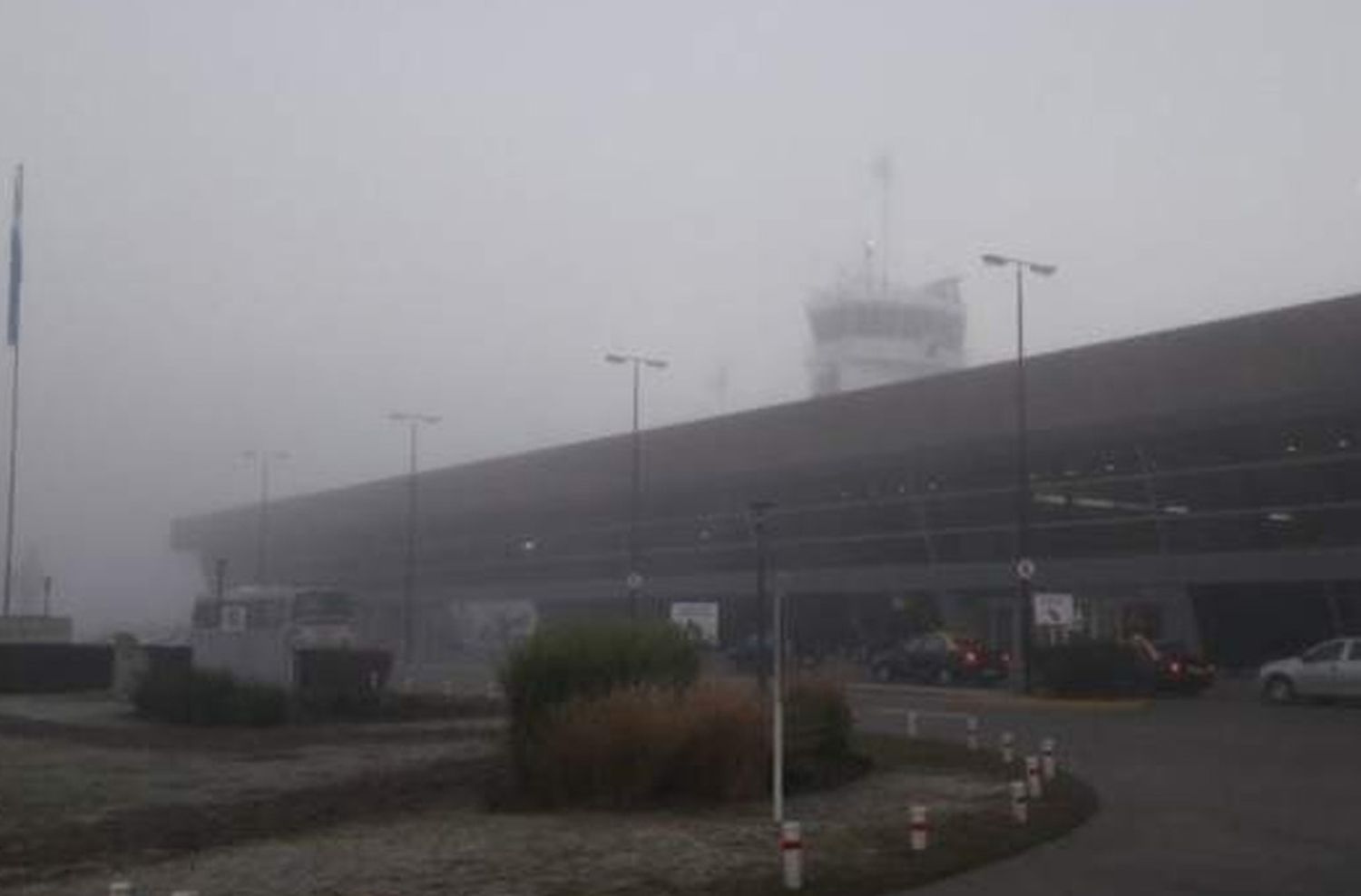 Intensa niebla: 300 pasajeros varados y 8 vuelos demorados en el Aeropuerto
