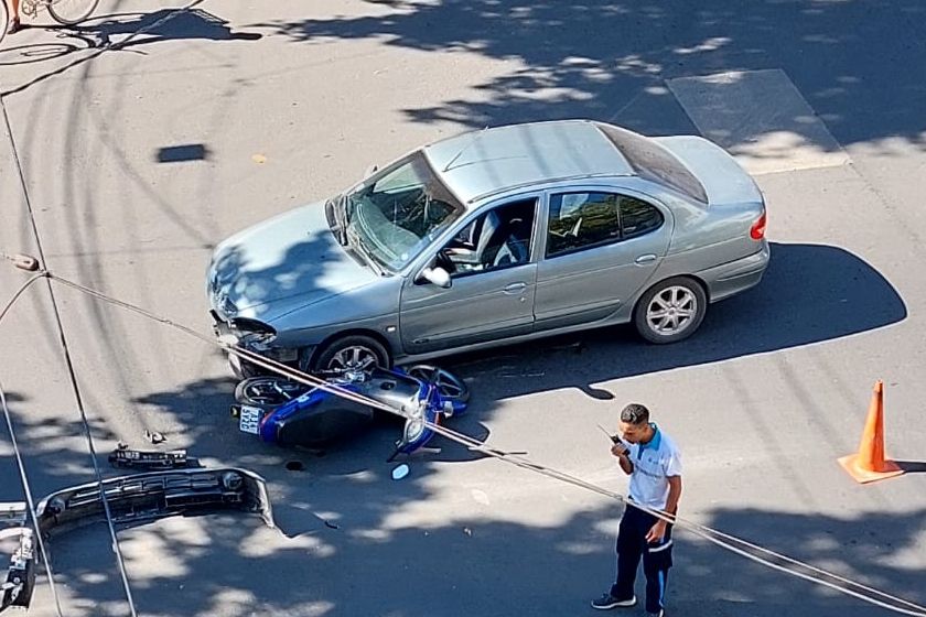 Fuerte choque en macrocentro: un automóvil embistió a una motociclista y resultó herida
