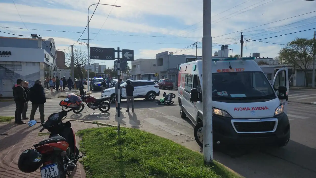 accidente fuerte choque siniestro vial rafaela ambulancia sies 107 av. luis fanti - 3