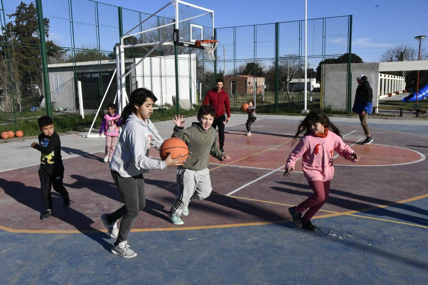 El Barrio Los Corchos tiene un lugar ideal para los chicos, que sirve de contención a través de las distintas disciplinas deportivas que allí se practican.