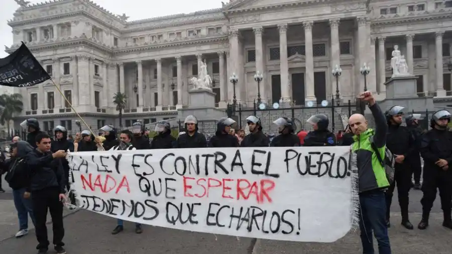 Hay más de 30 detenidos por los incidentes fuera del Congreso.