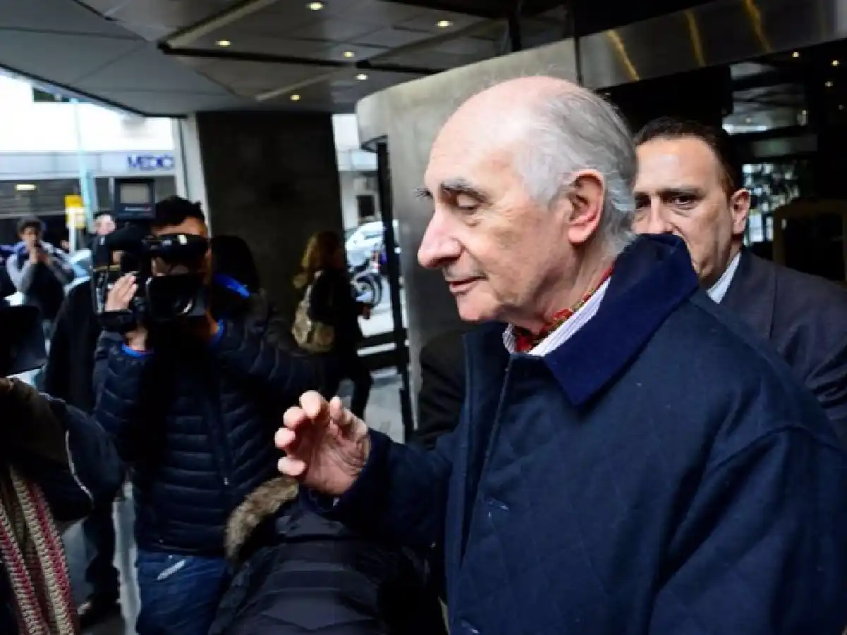 De la Rúa fue sometido a una angioplastia y sigue grave