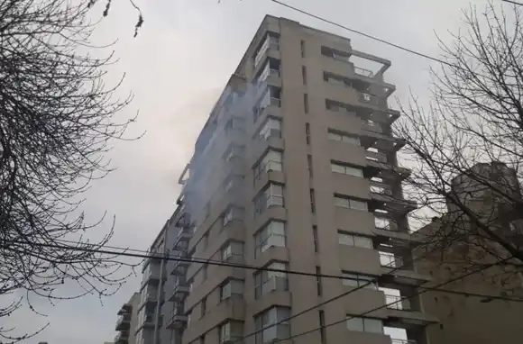 Una mujer falleció tras un incendio en su departamento